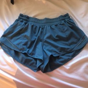 Turquoise hotty hot 2.5 shorts lululemon